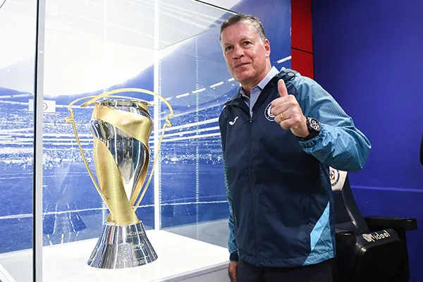 IMAGO7 Peláez, junto a trofeo de Supercopa MX