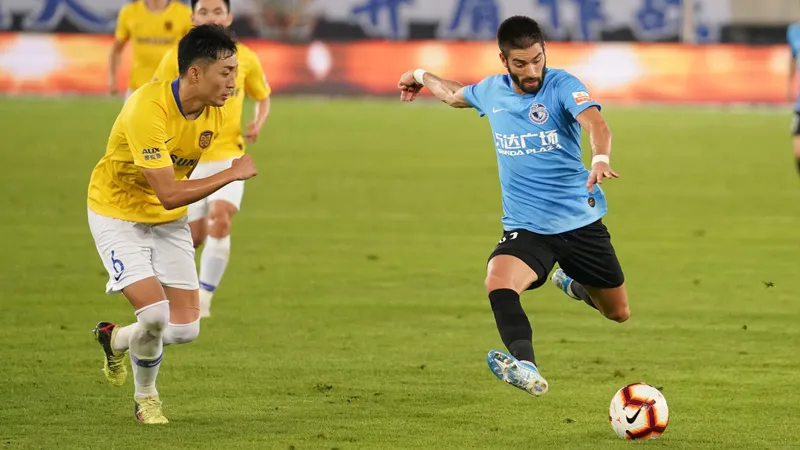 TWITTER @CARRASCOY21 Carrasco, enfrenta a un rival en la Liga de China