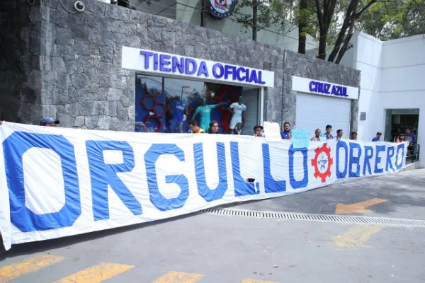 MIGUEL PONTÓN Afición celeste manifestándose a las afueras de la Noria