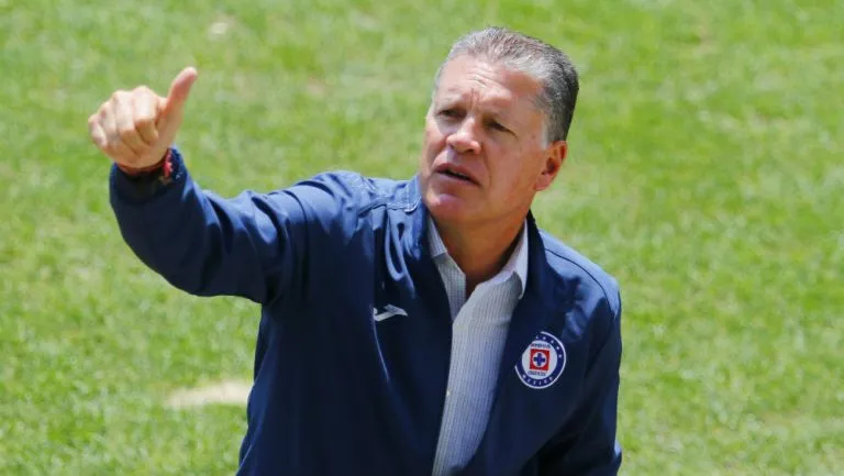 IMAGO7 Ricardo Peláez saluda a los seguidores de La Máquina