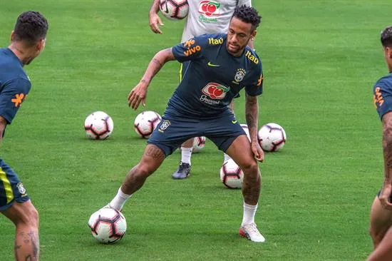 Neymar, en entrenamiento con la selección de Brasil