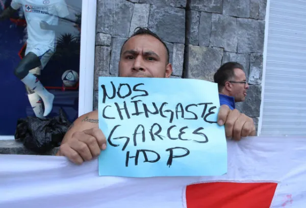 MIGUEL PONTÓN Afición celeste manifestándose a las afueras de la Noria