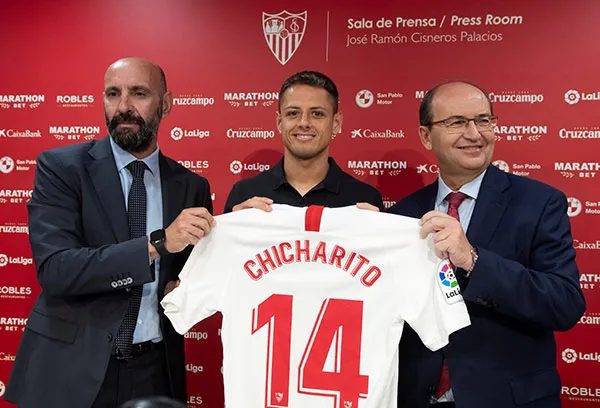 Chicharito, presentado con el Sevilla