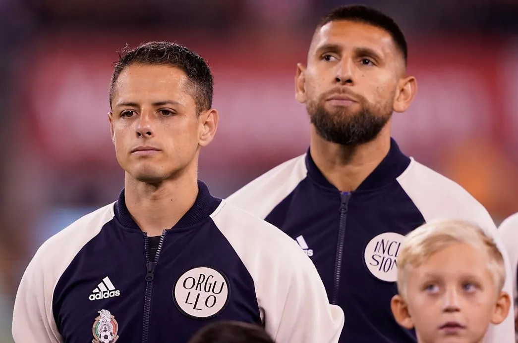 Chicharito porta con 'orgullo' su chamarra