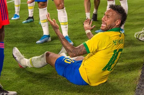 EFE Neymar se queja de un golpe