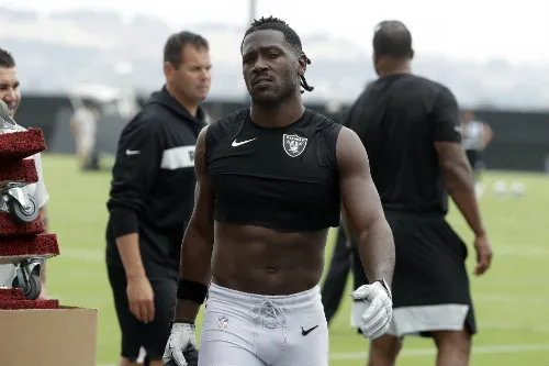 Antonio Brown entrenando con los Raiders