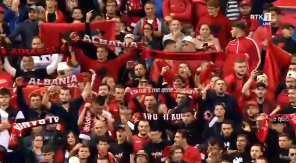 TWITTER @Argsenal Aficionados de Albania reclaman por la confusión de su himno