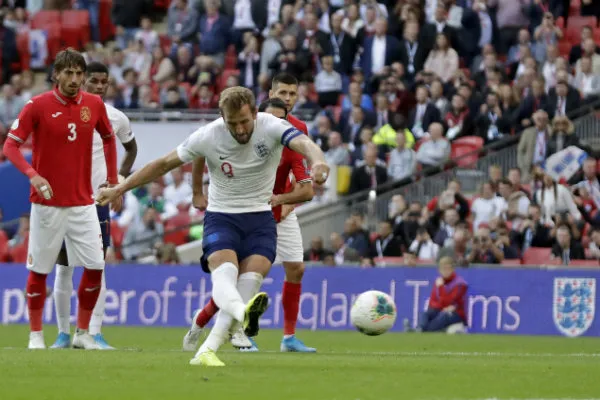 Harry Kane disparando a puerta