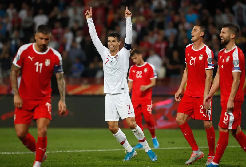 Cristiano Ronaldo celebra una anotación ante Serbia
