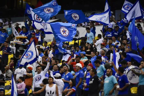 IMAGO7 Aficionados de Cruz Azul durante un partido