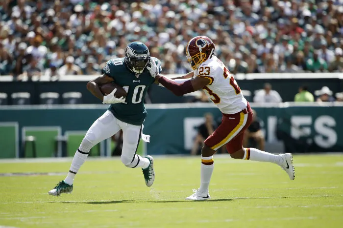 DeSean Jackson controla el balón