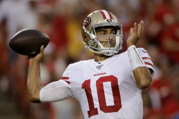 AP Jimmy Garoppolo lanza un pase en el partido