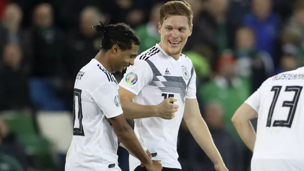 Serge Gnabry celebrando su anotación con Alemania