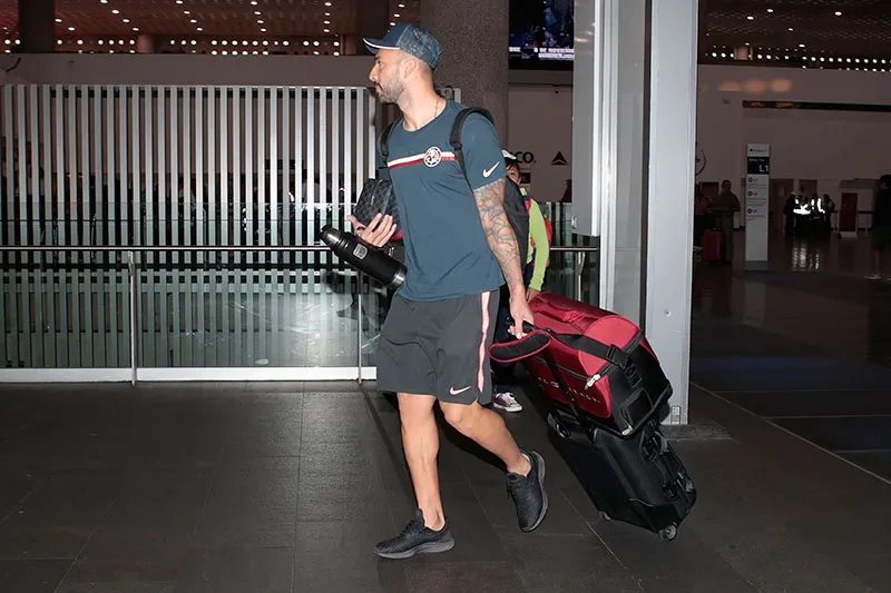 Emanuel Aguilera en el aeropuerto de la Ciudad de México