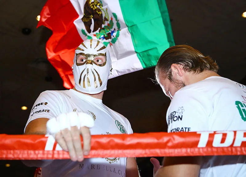 MIKEY WILLIAMS | TOP RANK Tyson Fury usó la máscara del Místico