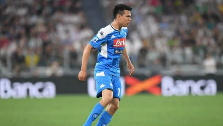 Chucky Lozano durante su juego de debut con el Napoli