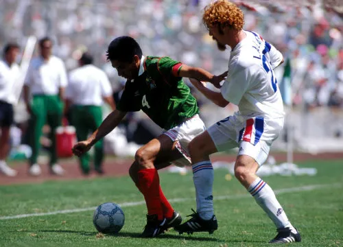 Nacho Ambriz y Alexis Lalas disputan un balón
