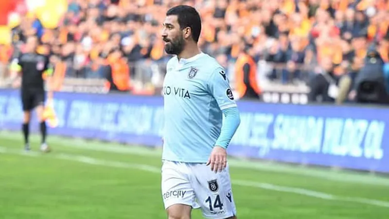 FACEBOOK @ibfk2014 Arda Turan, durante un duelo con Basaksehir de Estambul