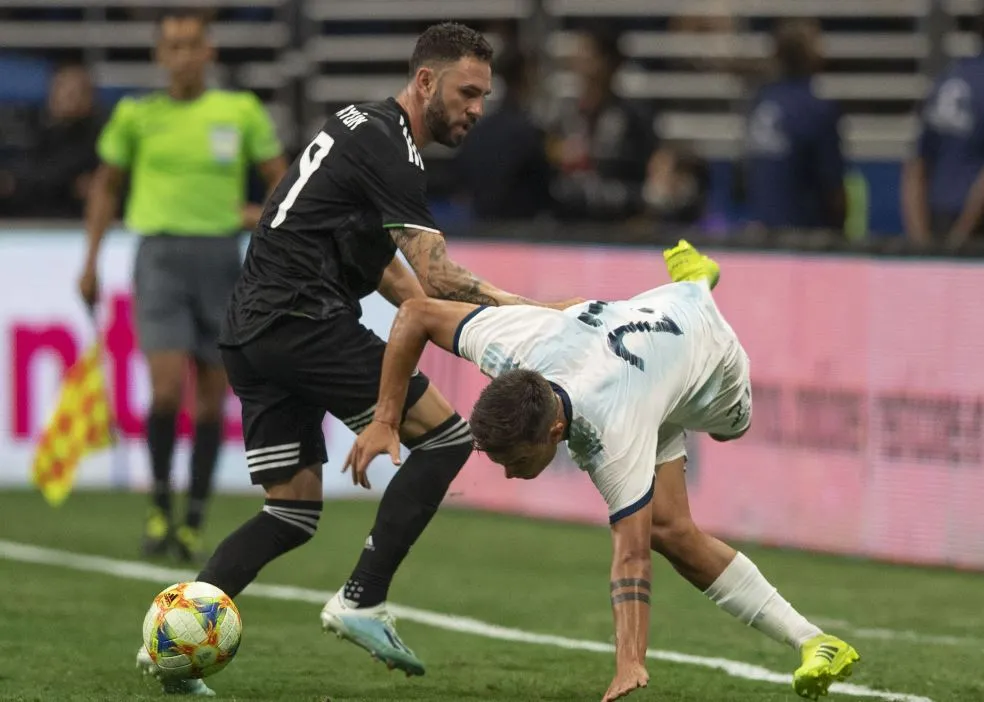 MEXSPORT Layún lucha por el balón en juego contra la Albiceleste