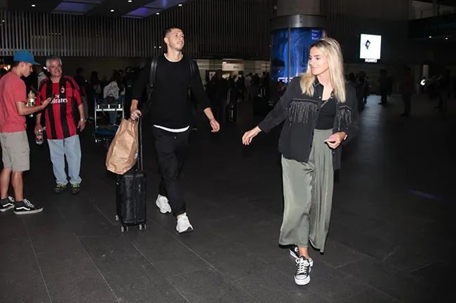 Rodríguez, junto a su esposa en el aeropuerto