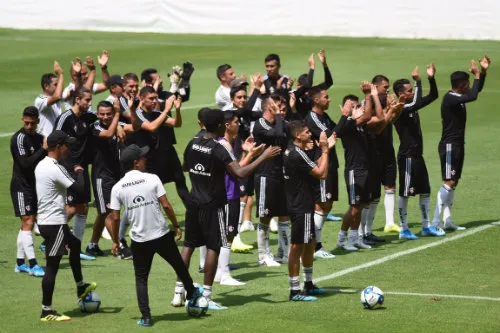 Los jugadores del Atlas le agradecen a la afición