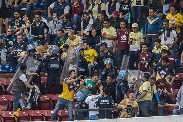 Aficionados protagonizan riña