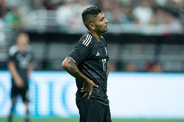 Tecatito se lamenta en juego contra Argentina