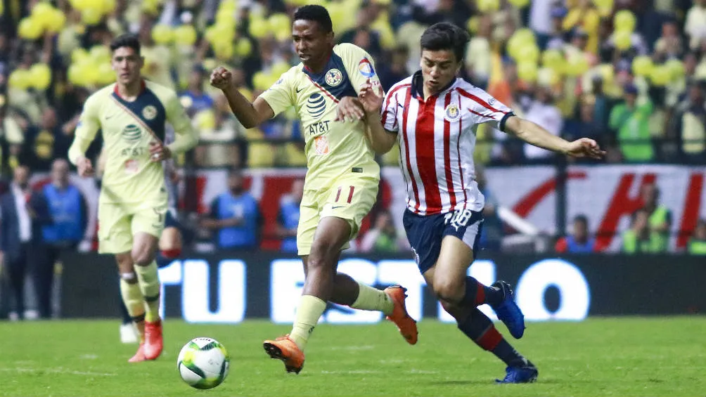 Fernando Beltrán en la disputa por el balón ante América