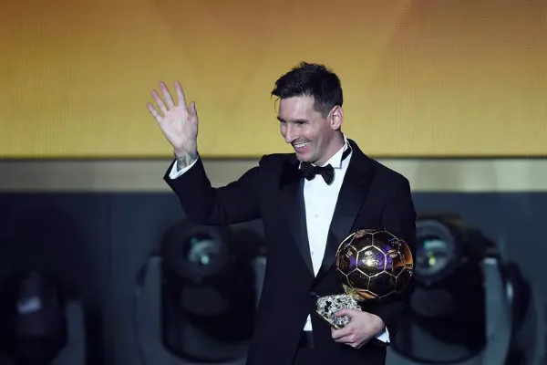 EFE Lionel Messi, jugador del Barcelona, recibiendo uno de sus cinco Balón de Oro
