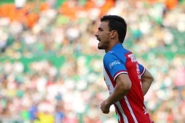 IMAGO7 Oswaldo Alanís en acción con Chivas