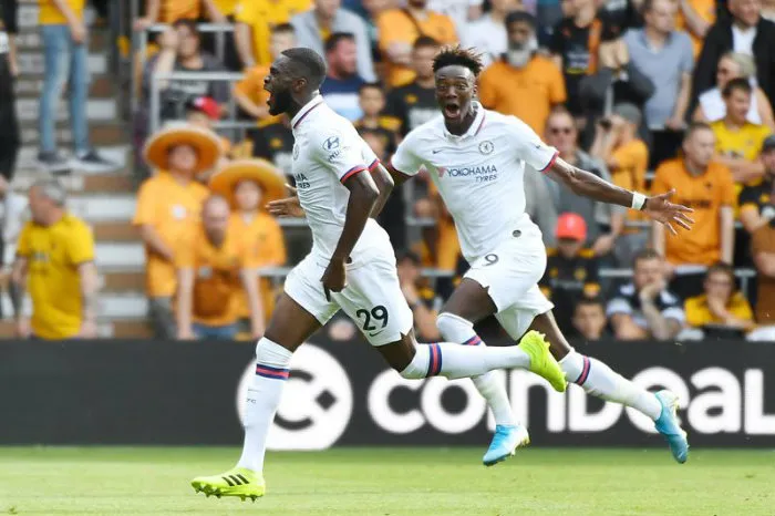 EFE Tomori festeja gol