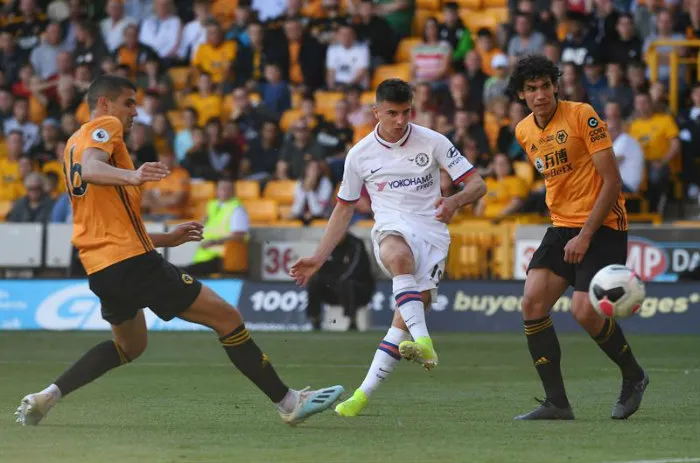 EFE Mason Mount tira a puerta