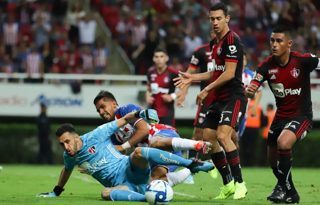 IMAGO7 El Chiverio se vuelca al ataque en la meta del Atlas