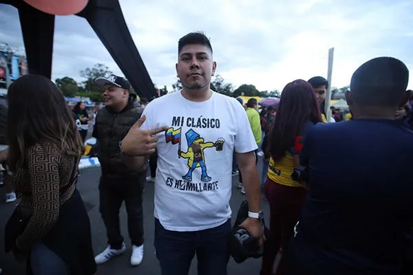 MIGUEL PONTÓN Una de las playeras de la afición de América