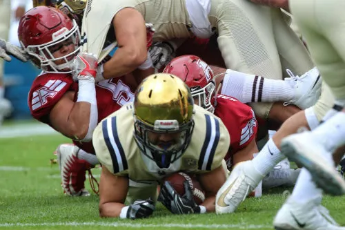 Pumas CU Un jugador de Pumas CU es tackleado