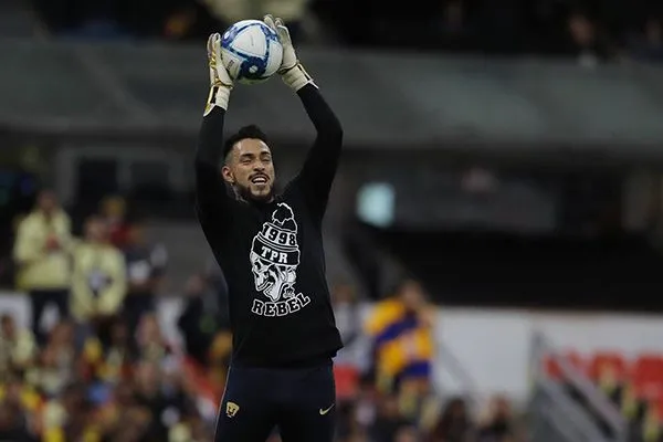 El Pollo Saldívar en los movimientos de calentamiento