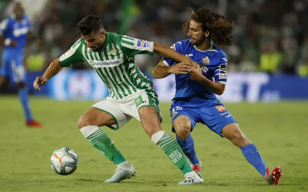 Fekir peleando el esférico con Cucurella