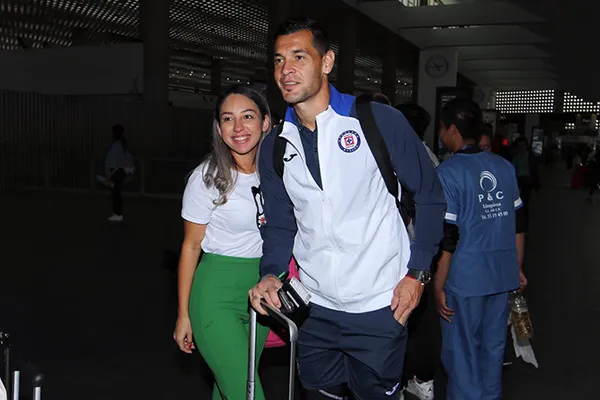 Caraglio se toma una fotografía junto a una aficionada