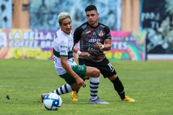 IMAGO7 Jugadores de Alebrijes y Zacatepec disputan un balón