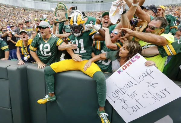 Geronimo Allison celebrando su anotación con la afición