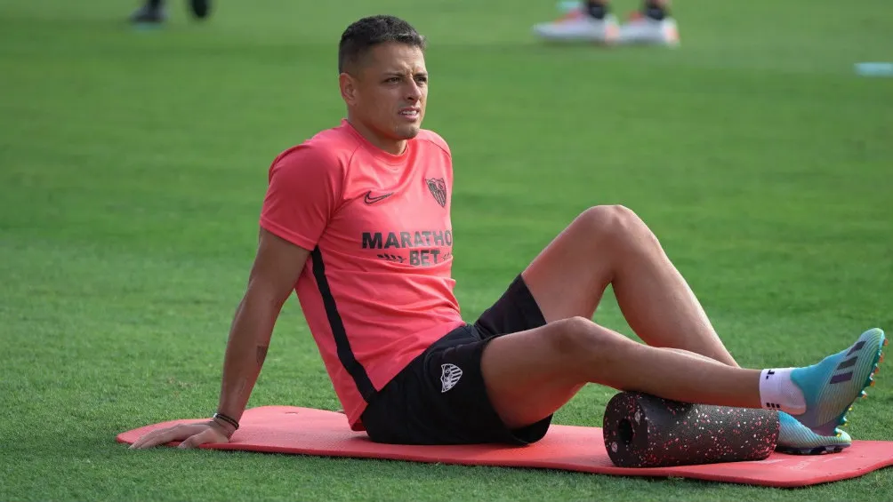 Chicharito durante un entrenamiento con Sevilla