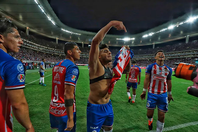 IMAGO7 Vega presume su playera a la tribuna