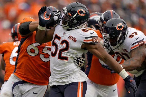 AP Khalil Mack enfrenta a la línea ofensiva de Broncos