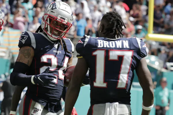 Stephone Gilmore y Antonio Brown durante el partido