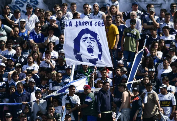 AP La afición en el Juan Carmelo Zerillo expectante por el debut de Maradona como DT de Gimansia y Esgrima