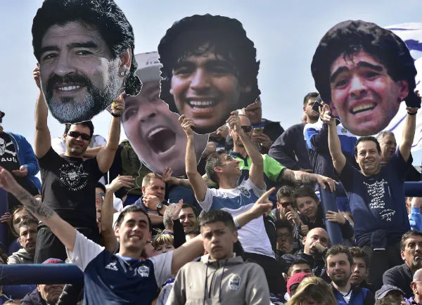 AP La afición en el Juan Carmelo Zerillo expectante por el debut de Maradona como DT de Gimansia y Esgrima
