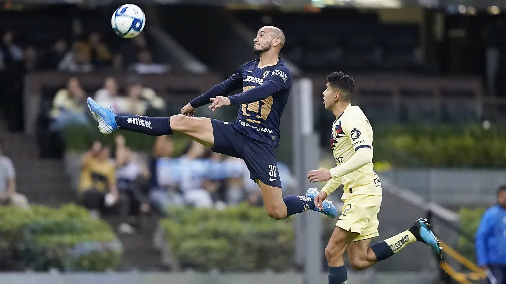 Carlos González pelea el balón en el partido contra América