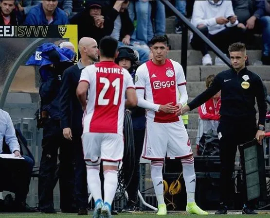 Edson Álvarez ingresa al campo en lugar de Lisandro Martínez