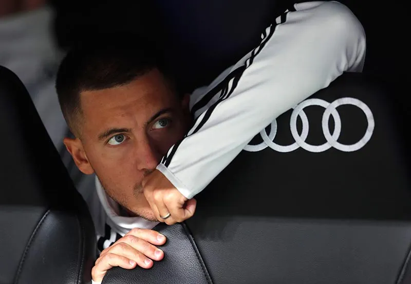 Eden Hazard observa partido del Real Madrid desde la banca