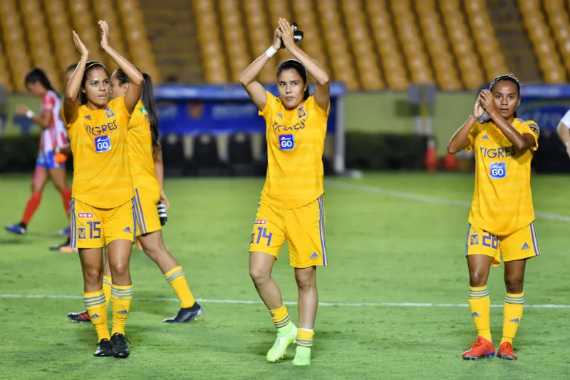 Jugadoras de Tigres festejan tras vencer a San Luis